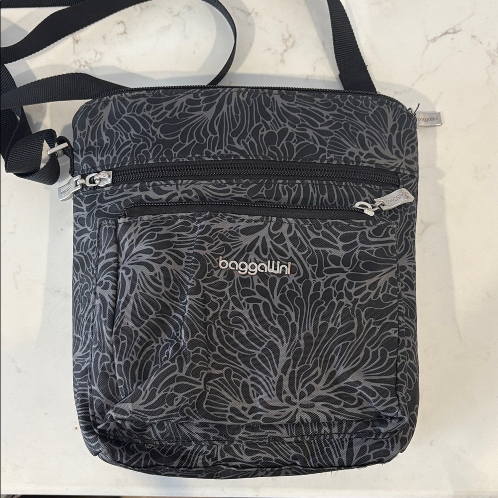 Baggallini Black and Gray Patterned Crossbody Bag